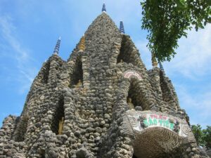 Ngôi chùa được xây dựng từ vỏ ốc và san hô