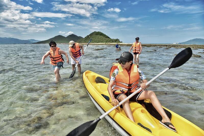 Experience kayaking and watching the sea